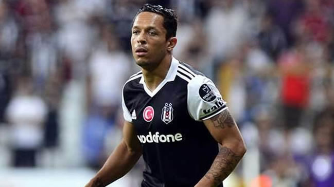 Lyon maçı öncesi Adriano şoku!