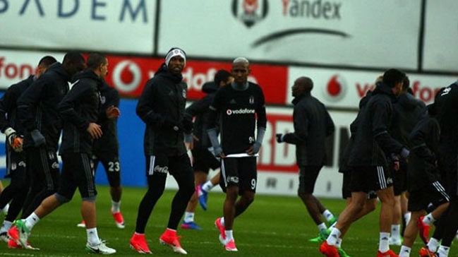 Quaresma idmanda Adriano belirsiz