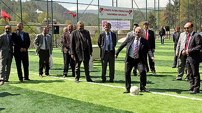 Suriyeli mülteciler için futbol sahası açıldı