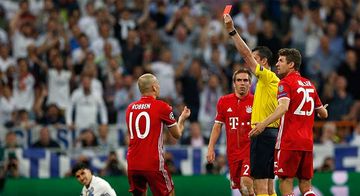 Bayern'in yıldızları soyunma odasını bastı!