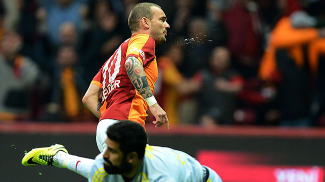 Sneijder derbide bir gol daha atarsa tarihe geçecek!