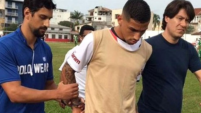 Maçın ortasında futbolcuyu tutukladılar