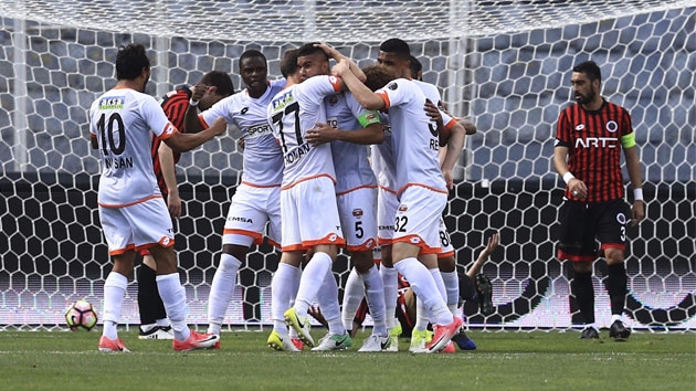 Adanaspor tek attı, üç aldı!