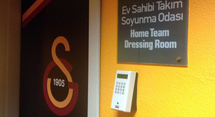 Dursun Özbek Kasımpaşa maçı sonrası soyunma odasına indi!