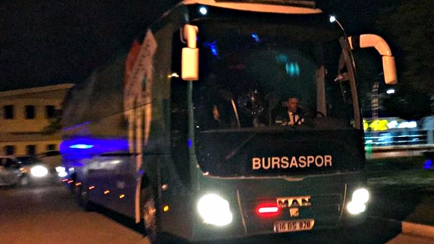 Bursasporlu taraftarlar takım otobüsünü taşladı!
