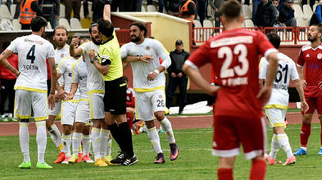 Futbolcuyu unutup maça eksik çıktılar