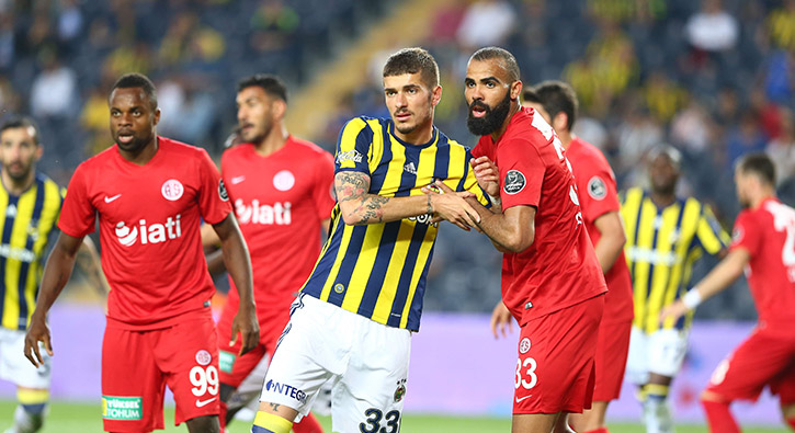 Fenerbahçe sahasında yıkıldı!