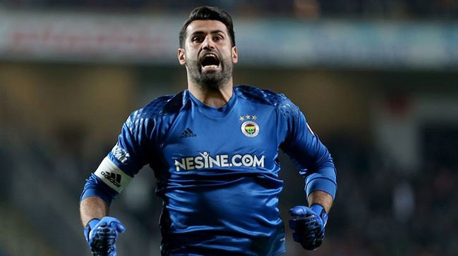 Volkan Demirel imzayı atıyor