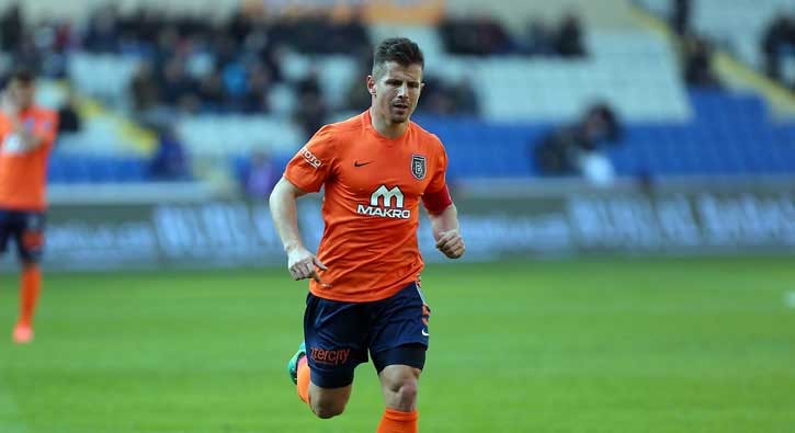 Emre Belözoğlu kırmızı karta çıldırdı! Büyük tepki... 