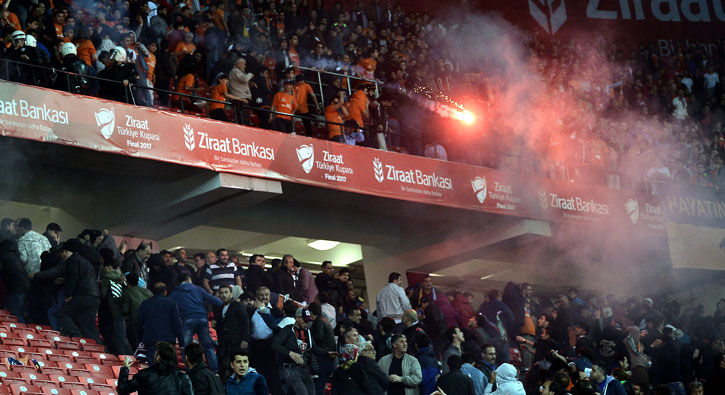 Final maçında tribünlerde olay çıktı!