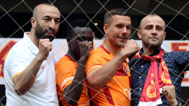Bruma ve Podolski tribünlere çıkıp taraftarlara veda etti
