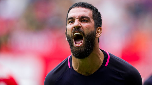 Arda Turan milli takım uçağında bir gazeteciye küfredip saldırdı!