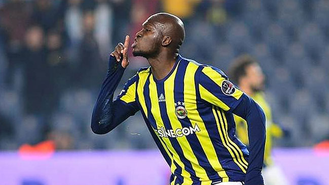 Moussa Sow kalmak için bastırıyor