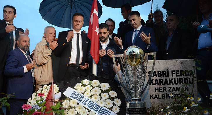 Beşiktaş'tan büyük vefa! Şampiyonluk kupası şehidimizin mezarında