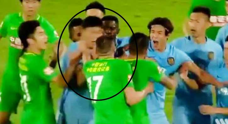 Burak Yılmaz rakibine tokat attı 