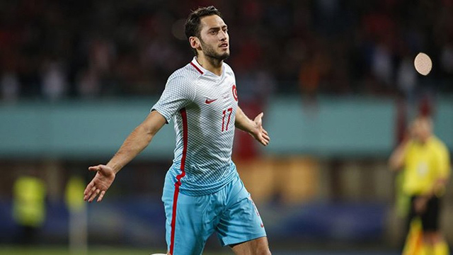 Hakan Çalhanoğlu resmen Milan'da