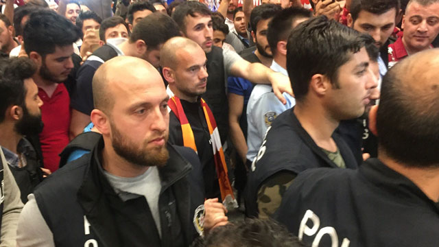 Sneijder İstanbul'a geldi! Taraftarlardan büyük tepki!