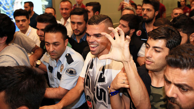 Pepe 05:00'te İstanbul'a geldi, yüzlerce taraftar karşıladı!