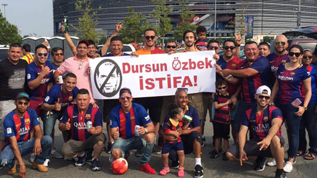 Barcelona -Juventus maçında 'Dursun Özbek istifa' mesajı