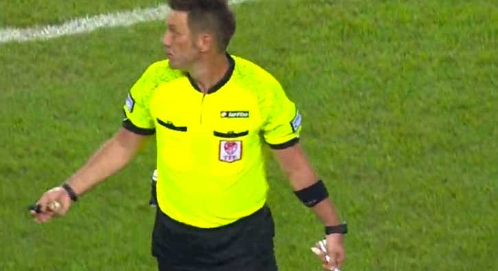 Süper Kupa maçında sahaya bıçak atıldı!