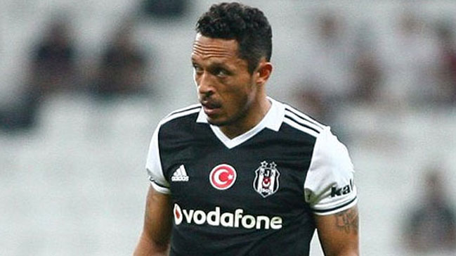 Beşiktaş'ta Adriano sakatlandı! 