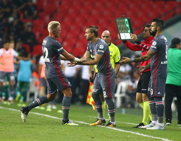 Şenol Güneş'e Beck'e yedek kulübesini gösterdi