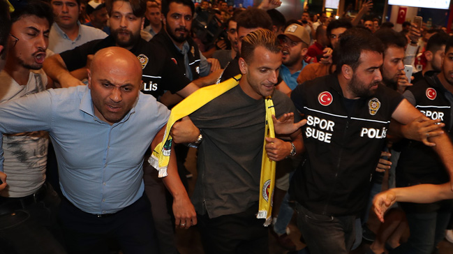 Fenerbahçe Soldado'yu 8 saatlik sağlık kontrolünden geçirecek