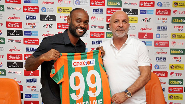Vagner Love imzayı attı