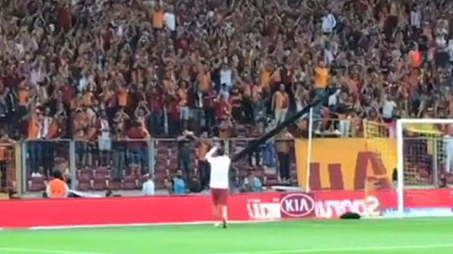 Galatasaray tribünlerinden Selçuk İnan'a yoğun ilgi