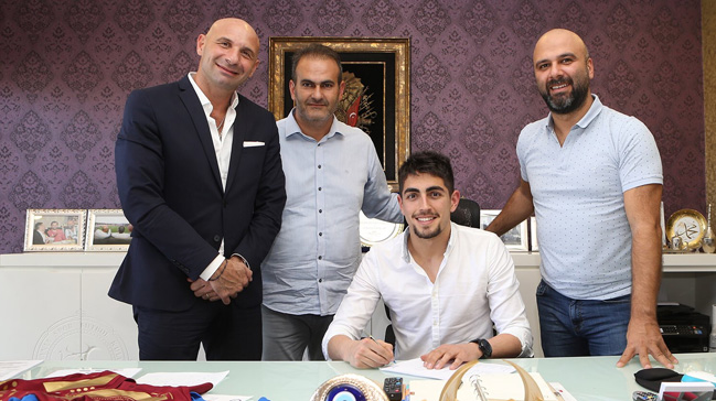 Uruguaylı kaleci 5 yıllık imzayı attı