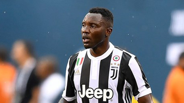 Asamoah imzayı atıyor