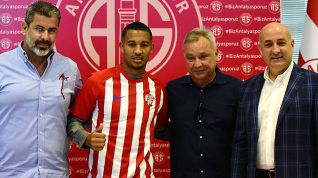 Antalyaspor Vainqueur ile 3 yıllık sözleşme imzaladı