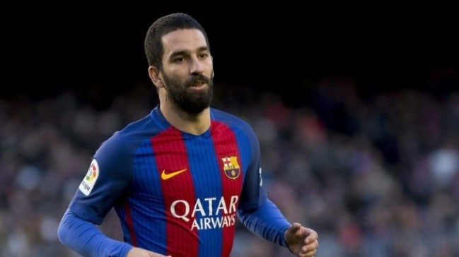 Arda Turan Barcelona'da kaldı
