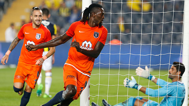 Adebayor üç büyüklerin başına bela oldu!