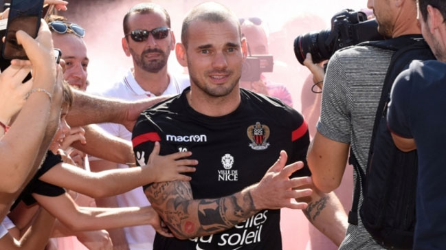 Sneijder'i yerden yere vurdular!