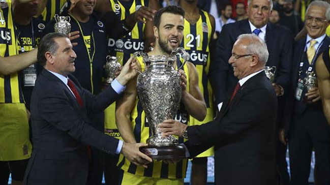 Fenerbahçe Doğuş'a kupasını Bakan Bak verdi!
