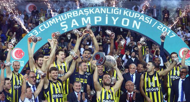 'Sen Olsan Bari' çaldı, taraftar çılgına döndü