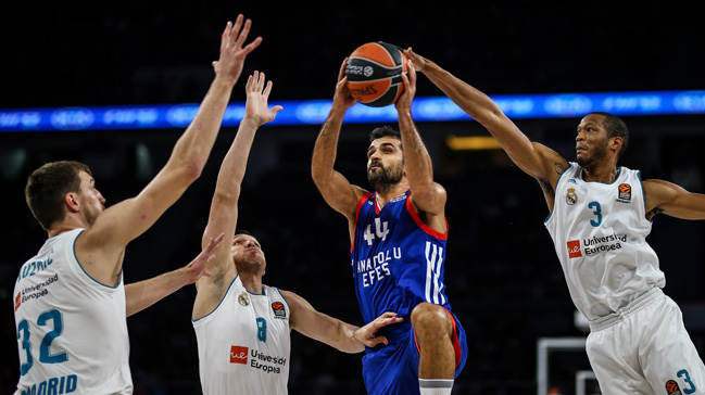 Anadolu Efes mağlubiyetle başladı
