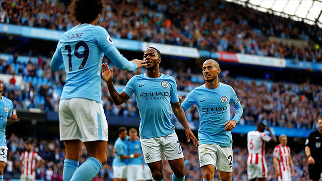 Manchester City, Stoke City'i darmadağın etti
