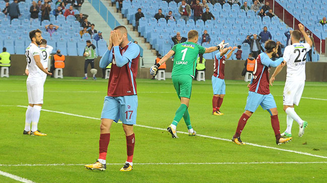 Trabzonspor, Akhisarspor'a kendi sahasında 6-1 yenildi