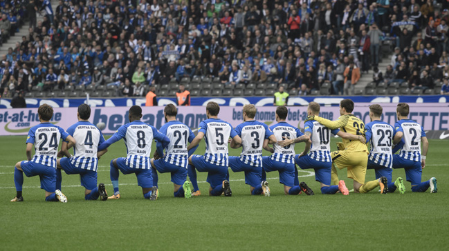 Hertha Berlinli futbolculardan NFL oyuncularına destek