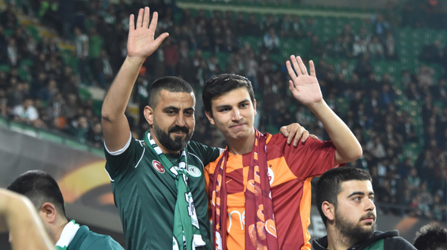 Konya'da saldırıya uğrayan taraftar, Salzburg maçını tribünde izledi