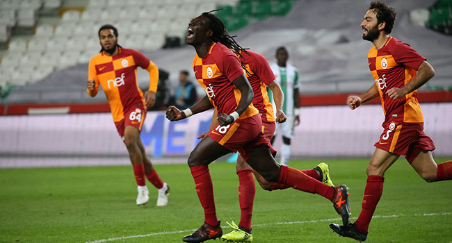 Bafetimbi Gomis rakiplerine fark attı