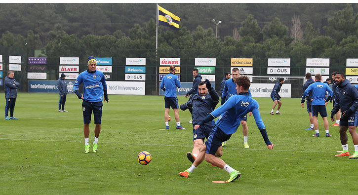 Fenerbahçe'de defansta Roman, forvette Soldado oynayacak!