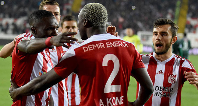 Demir Grup Sivasspor, Atiker Konyaspor'u Kone'nin 2 golüyle 2-1 mağlup etti