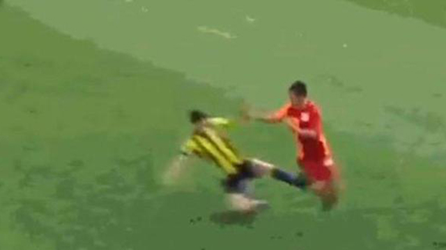 U17 derbisinde akıl almaz faul!