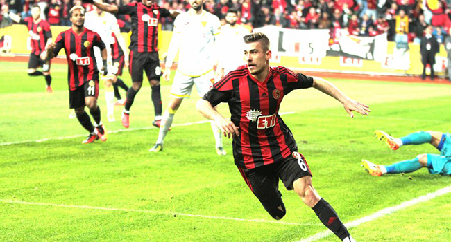 Dorukhan Toköz, 3 büyükleri peşine taktı!