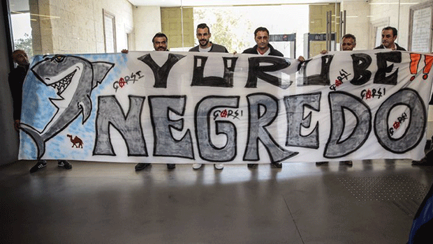 Beşiktaş taraftarlarından 'Yürü be Negredo' pankartı