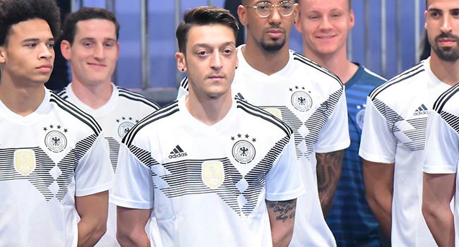 Mesut Özil, Premier Lig'de oynamak istediğini açıkladı