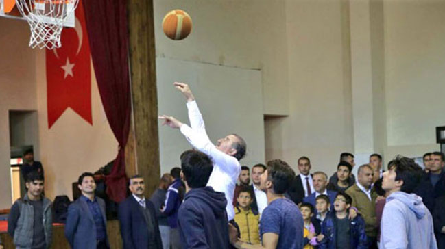 Bakan Bak gençlerle basketbol oynadı